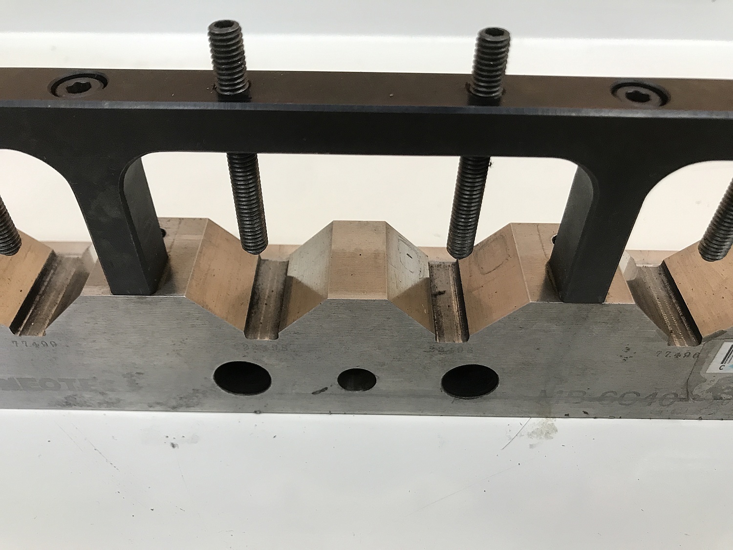 NEOTEC 放電加工用Vブロック MB-6C40