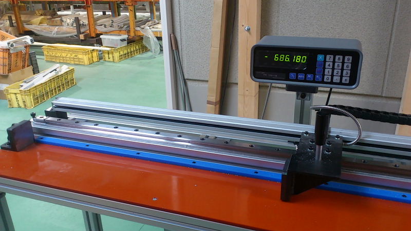  アルミ材長さ測定機 1200まで切断したアルミ材の長さ測定です。
