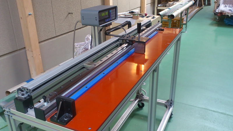  アルミ材長さ測定機 1200まで切断したアルミ材の長さ測定です。