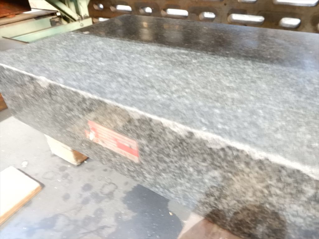 大西測定工具製作所 石定盤 450×300×100mm　一部欠けあり
