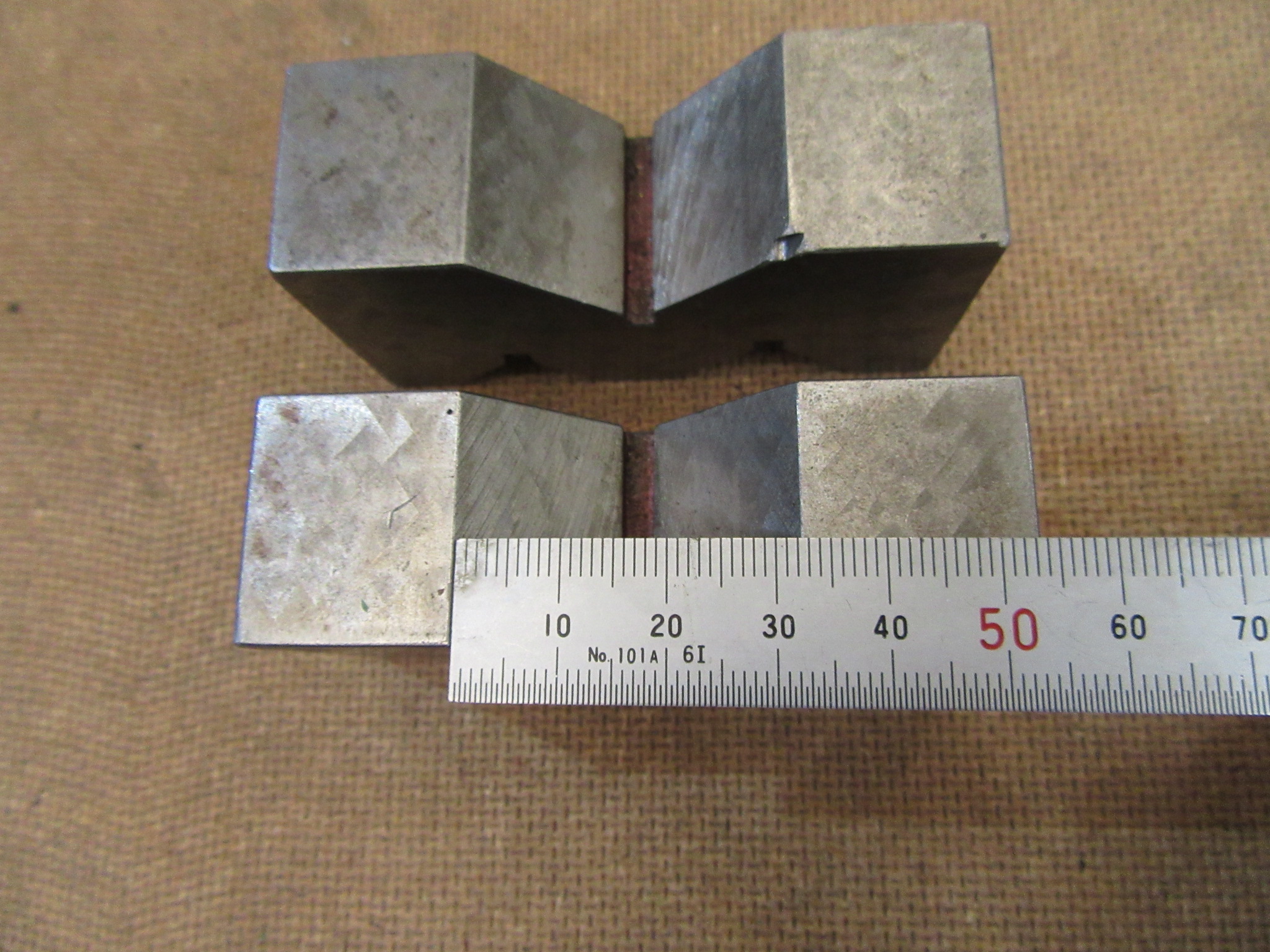 不明 A型ヤゲン台（Vブロック）2個 75x25x38mm