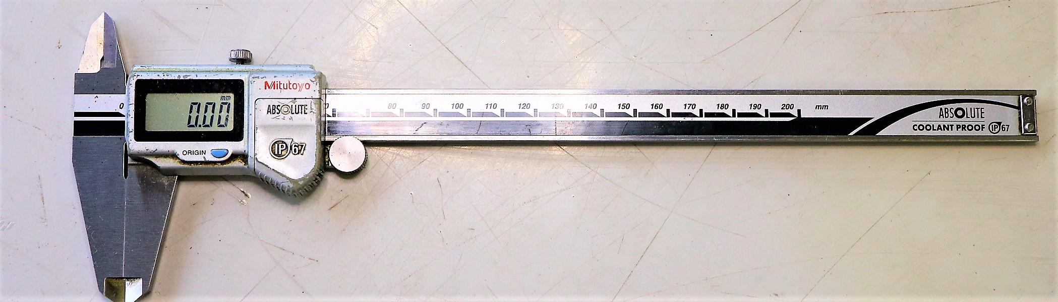 MITUTOYO｜ミツトヨ デジタルノギス 200mm　0.01mm