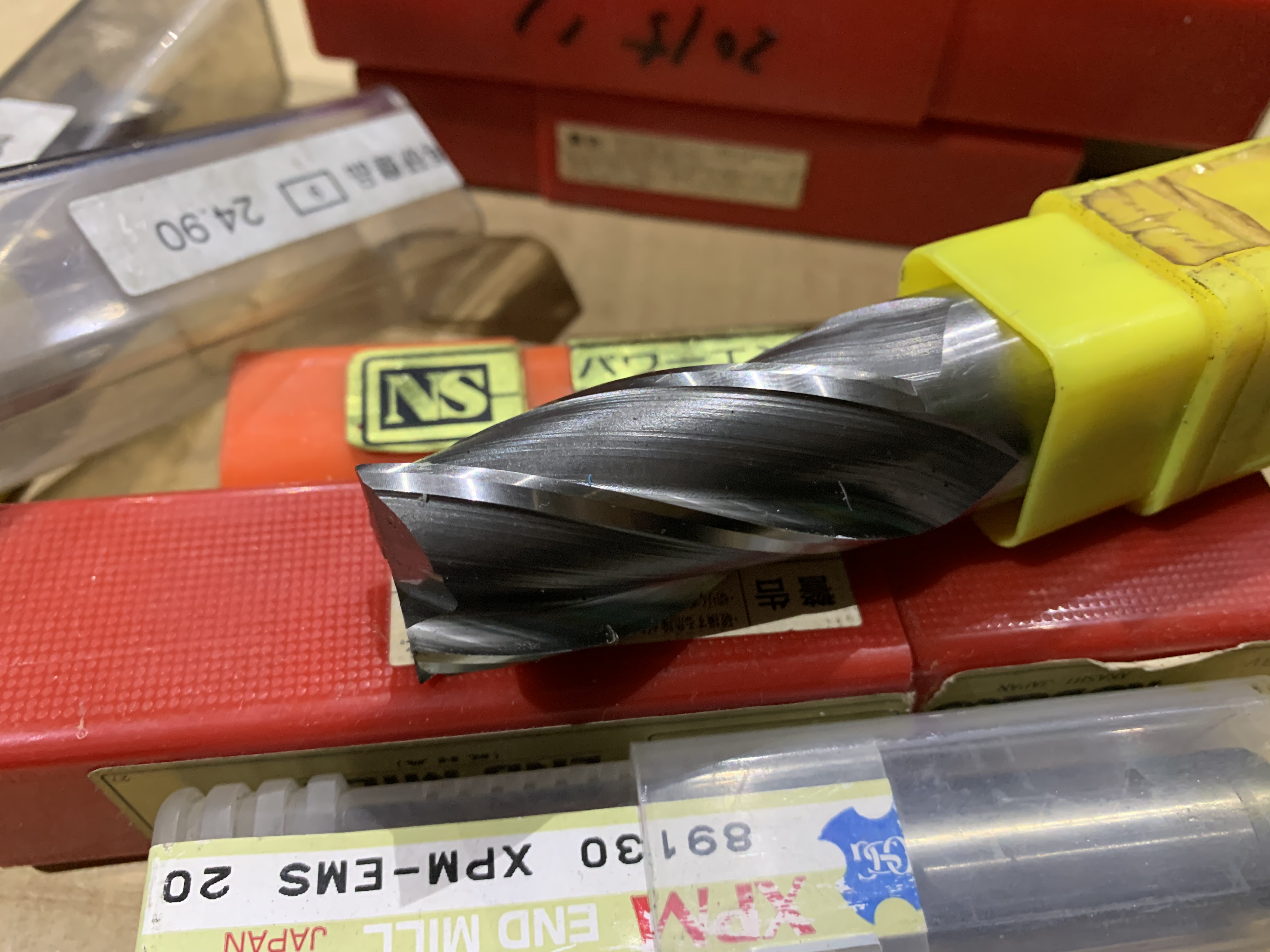 様々 エンドミル1山 様々なメーカーやサイズがあります