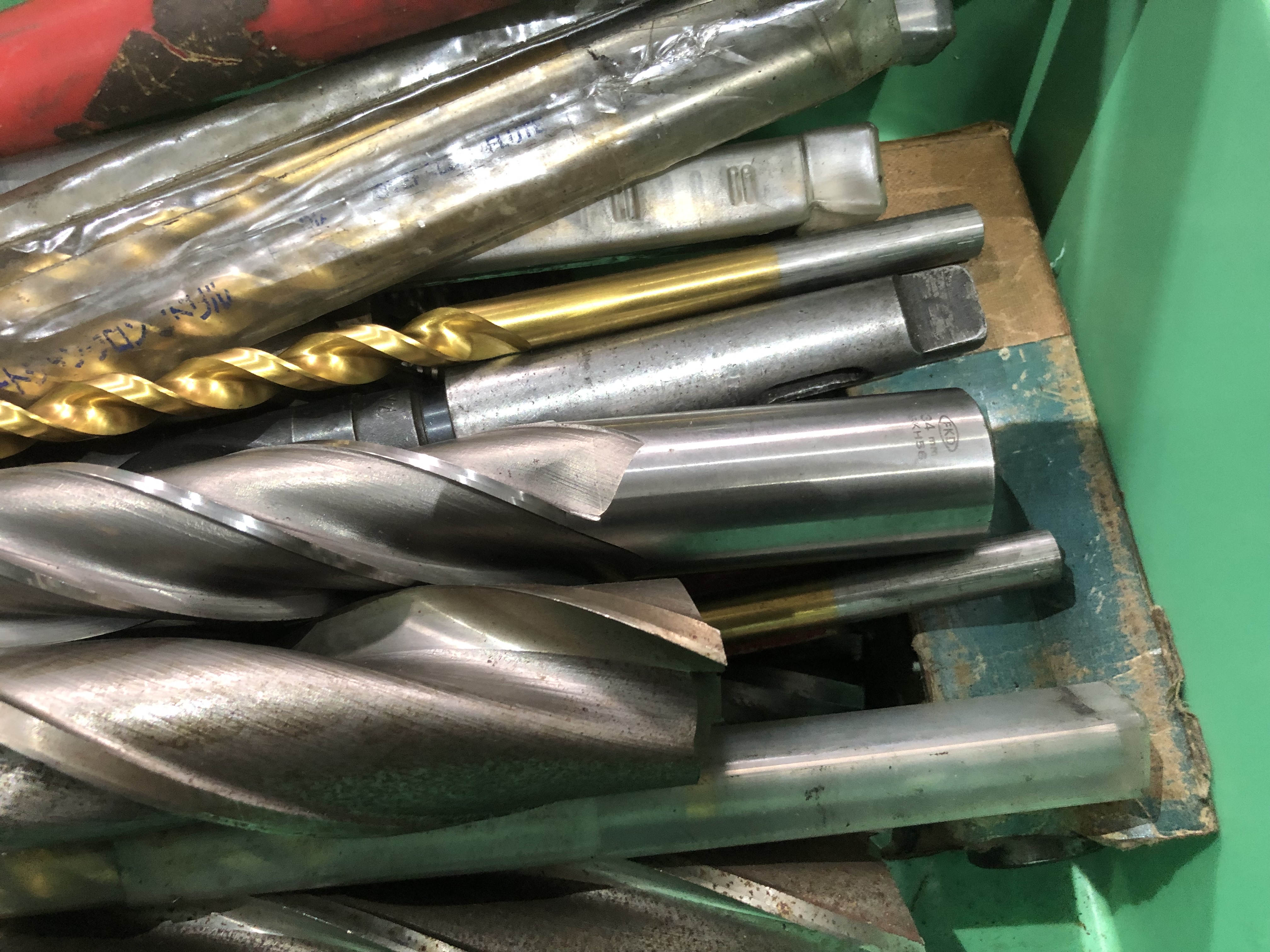 様々なメーカーやサイズがあります。 切削工具1山 様々なメーカーやサイズがあります。