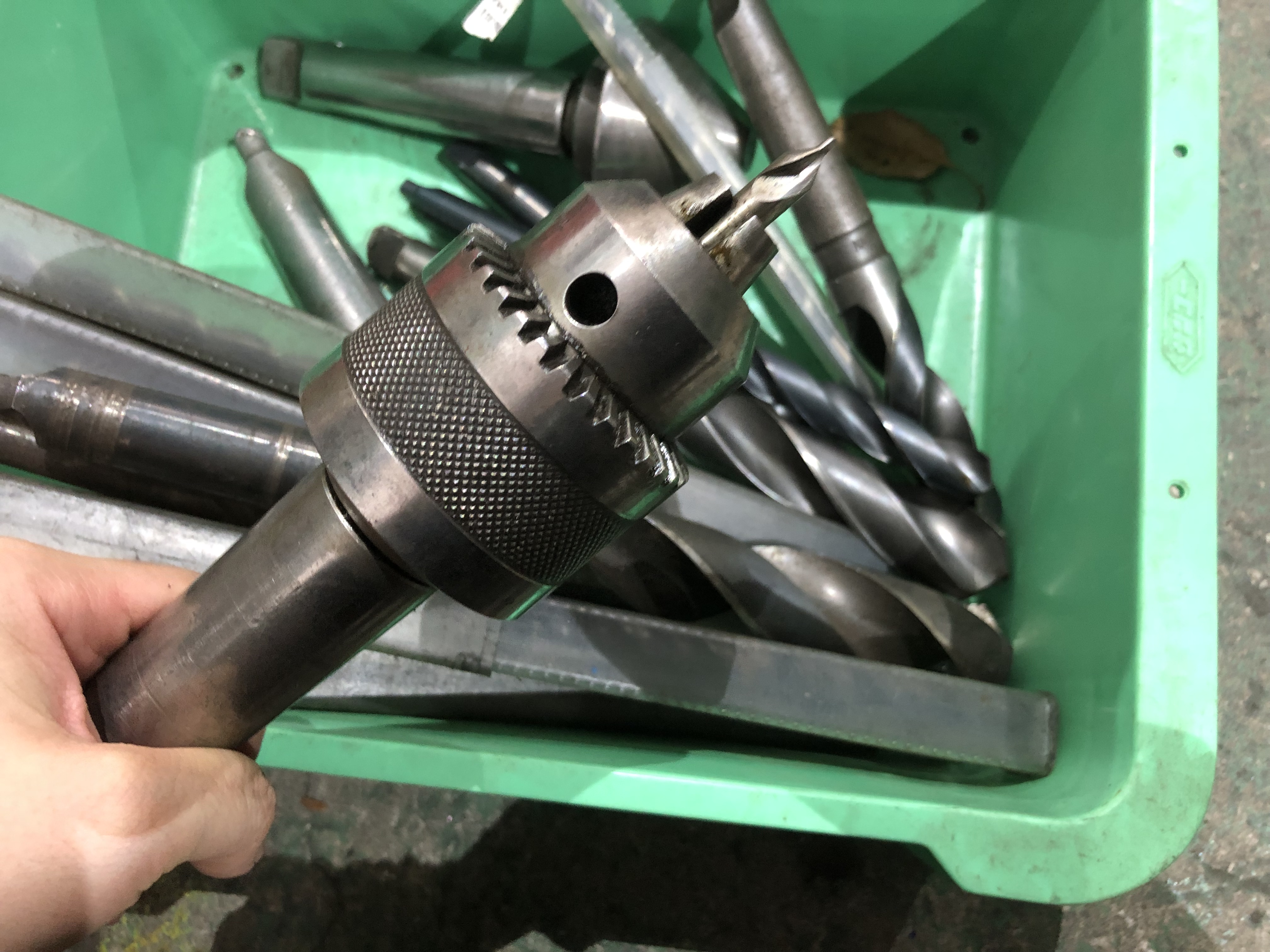様々なメーカーやサイズがあります。 切削工具1山 様々なメーカーやサイズがあります。