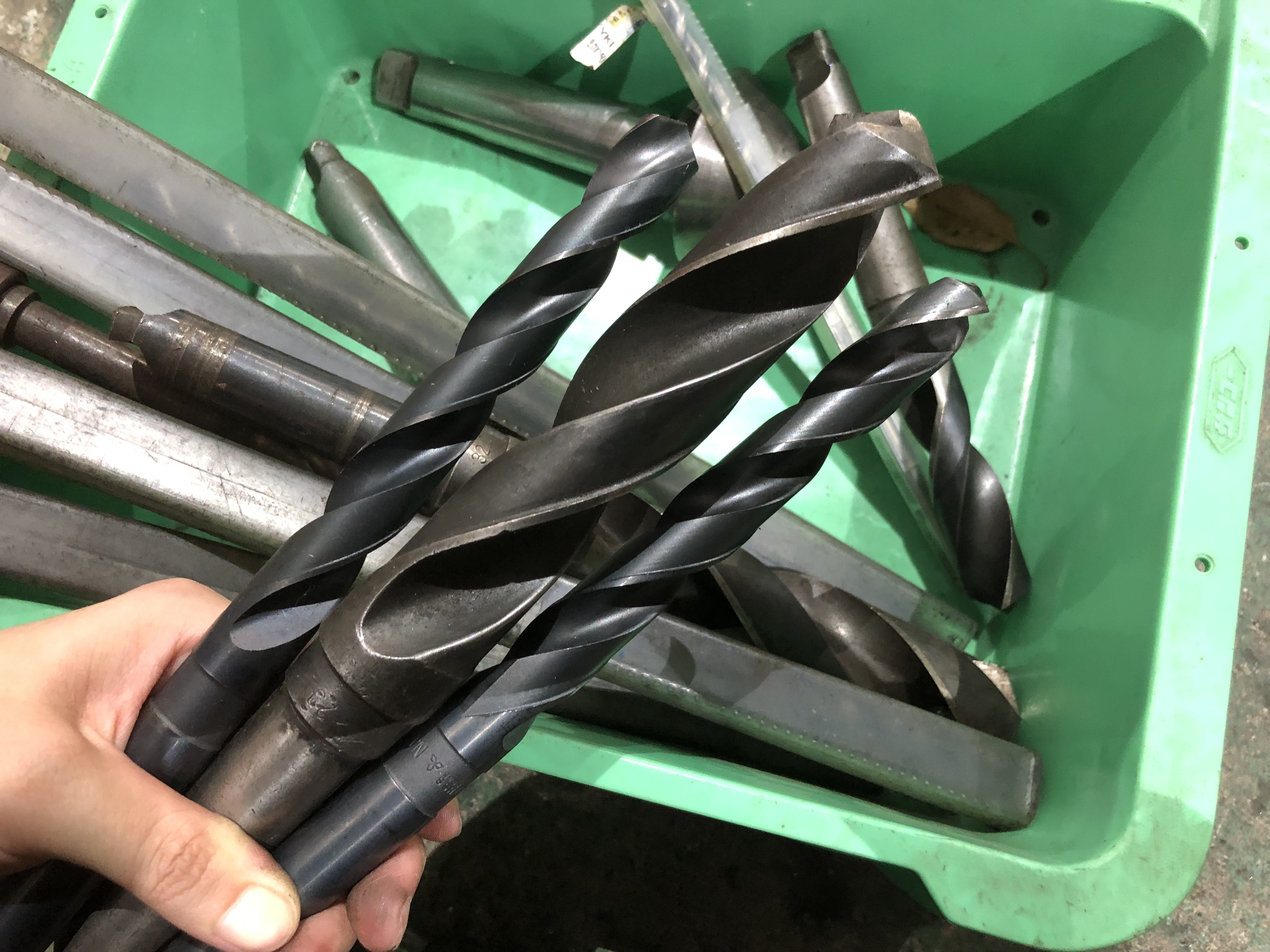 様々なメーカーやサイズがあります。 切削工具1山 様々なメーカーやサイズがあります。