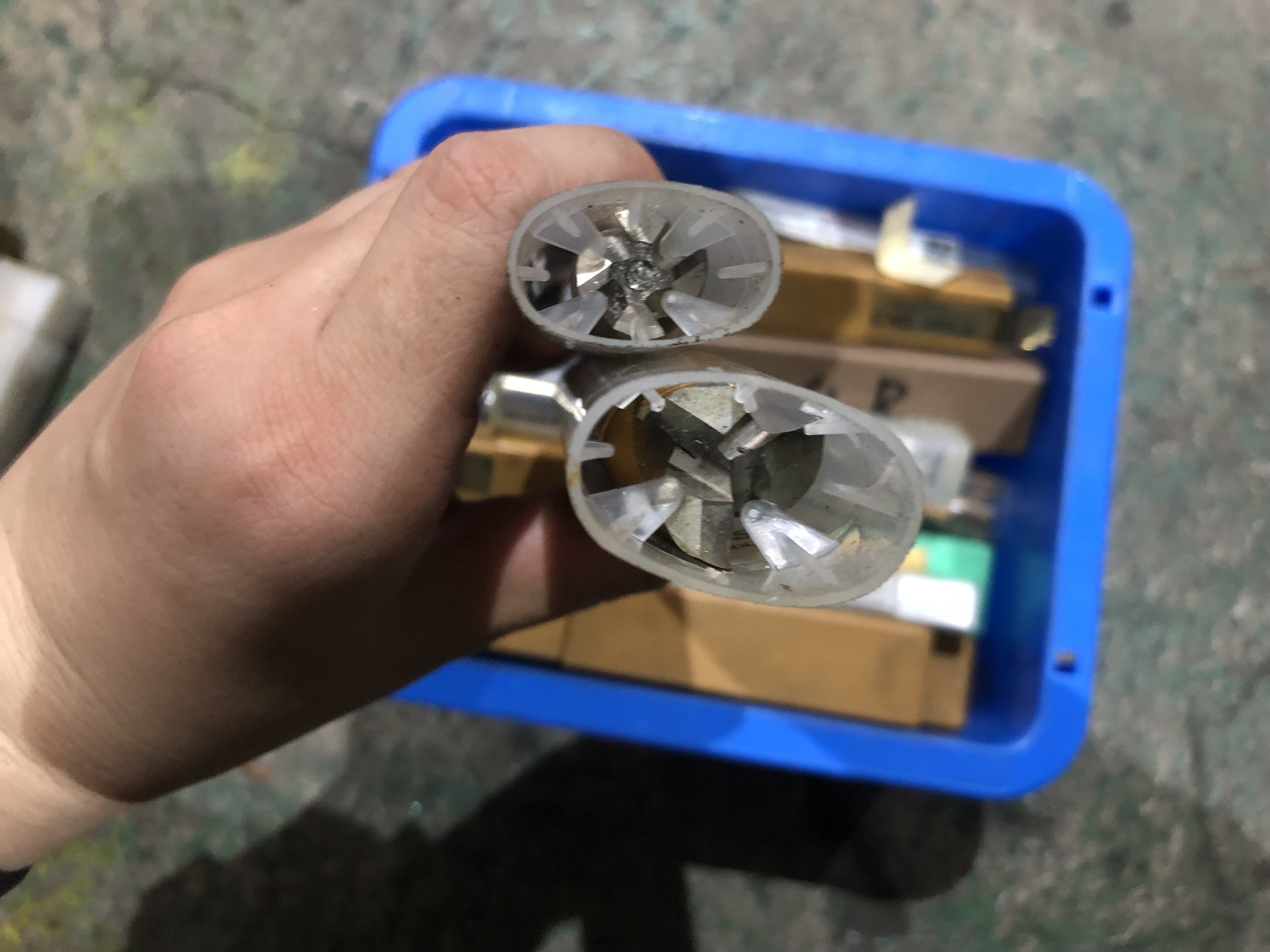 様々なメーカーやサイズがあります。 切削工具1山 様々なメーカーやサイズがあります。
