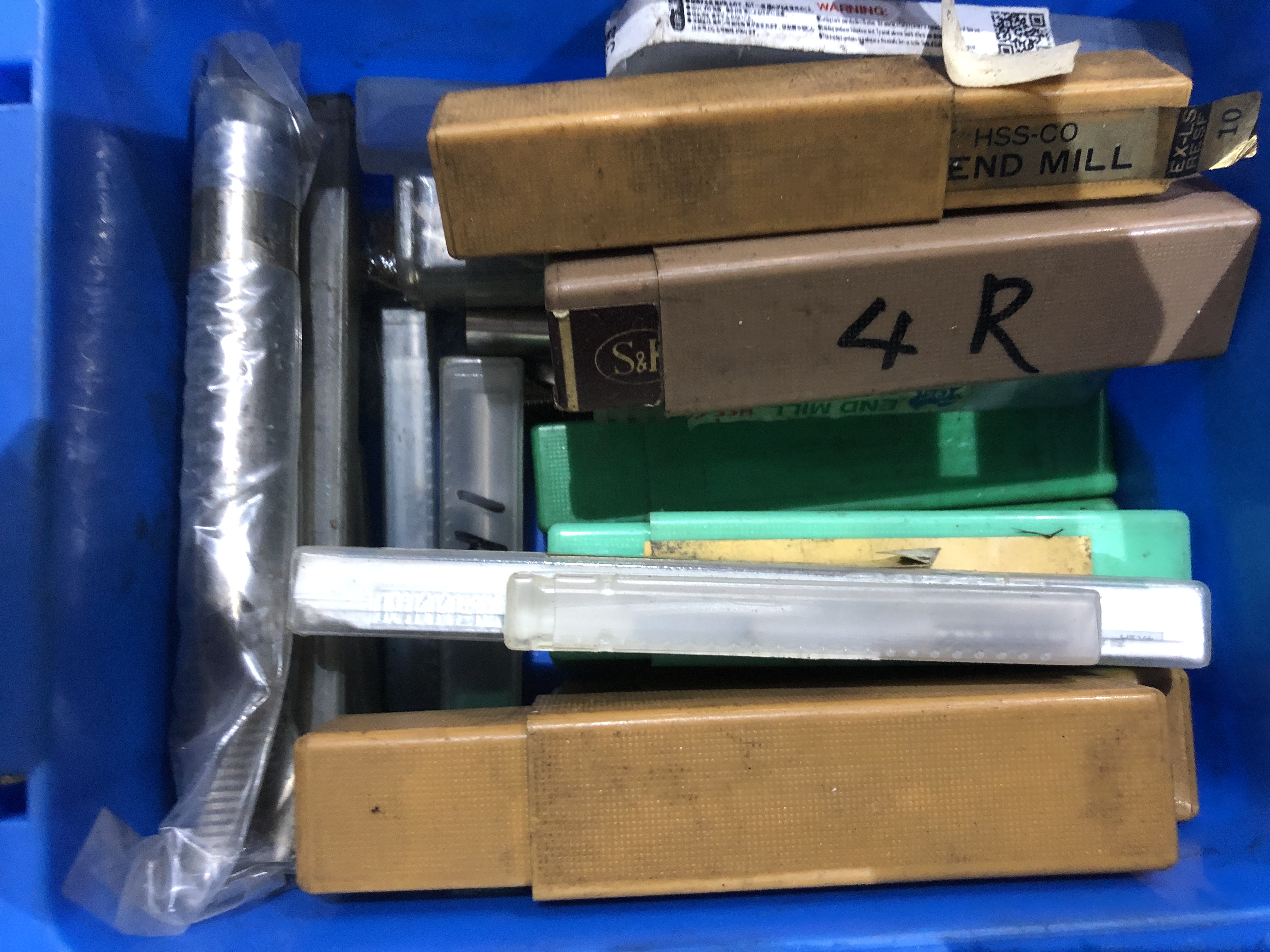 様々なメーカーやサイズがあります。 切削工具1山 様々なメーカーやサイズがあります。