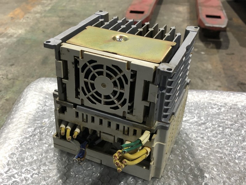 安川電機 YASKAWA ELECTRIC インバータ CIMR-V7AA23P7