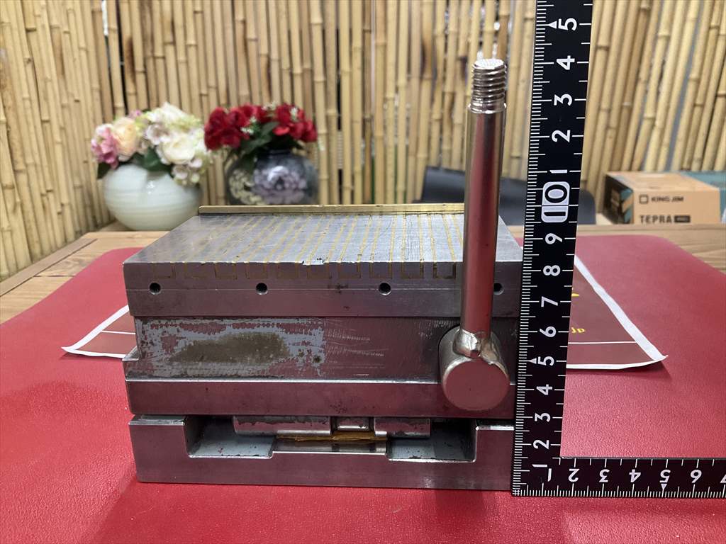 サインバー式永磁チャック 129×69×全高82mm　一部欠けあり