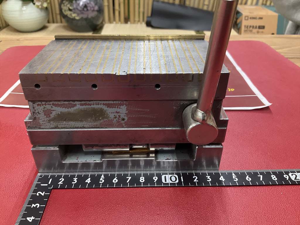  サインバー式永磁チャック 129×69×全高82mm　一部欠けあり