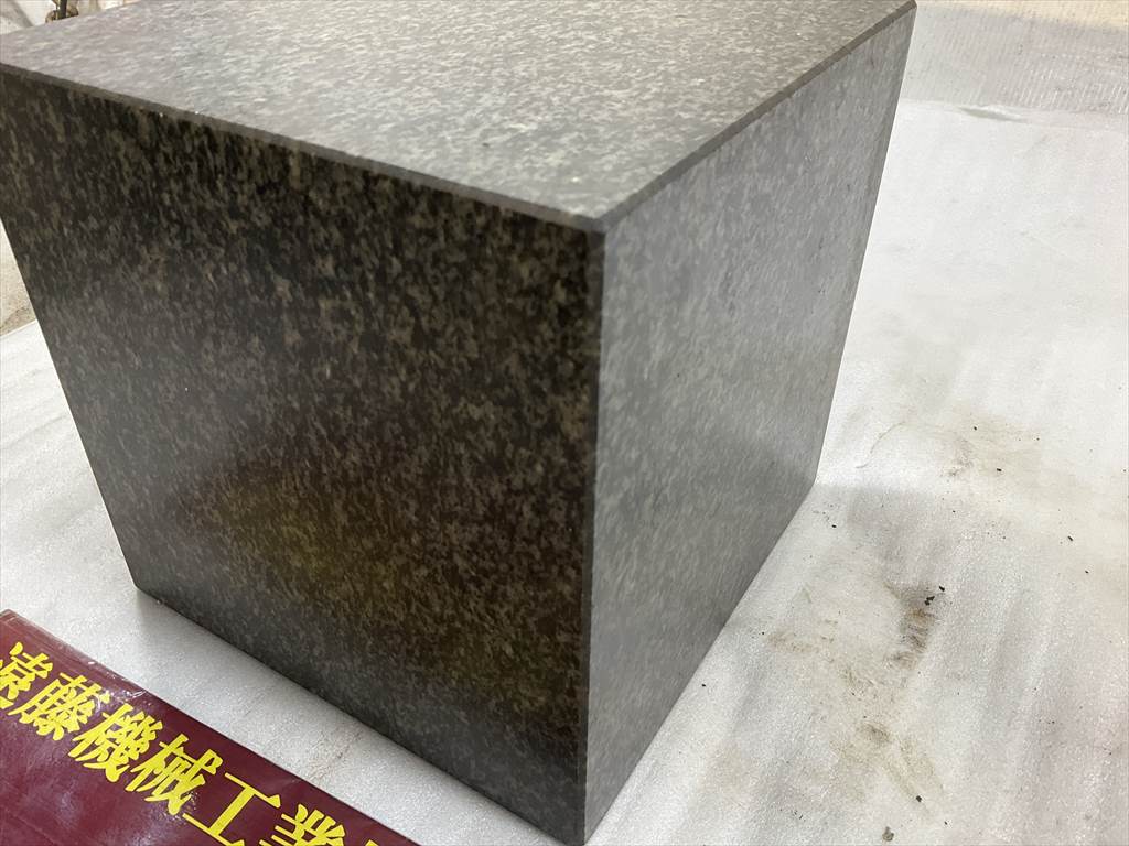  石定盤 200×200×200mm　一部欠けあり