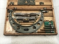 ミツトヨ 替えアンビル式外側マイクロメーター OMC-300W(104-102)